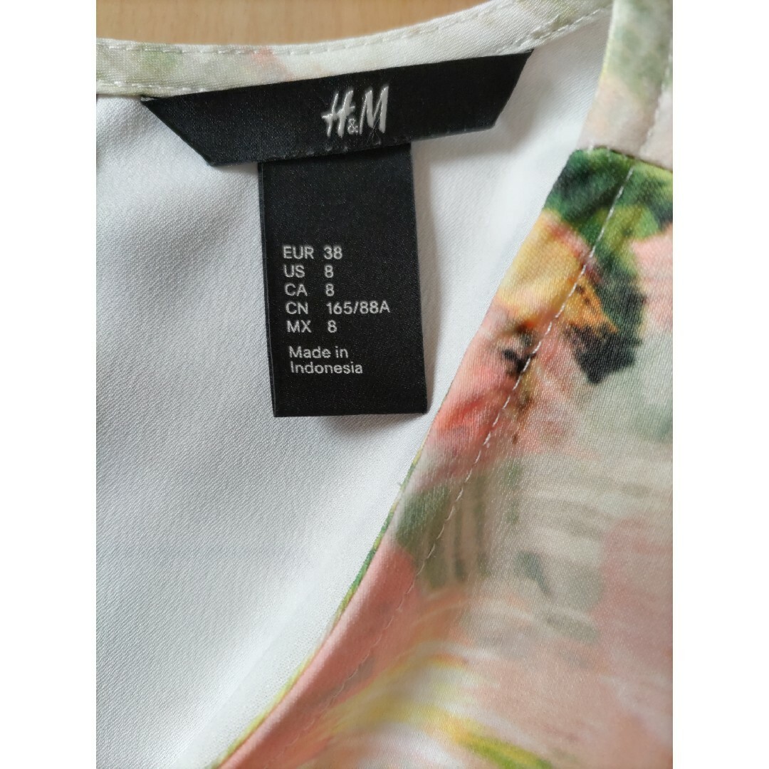 H&M(エイチアンドエム)のH&M　ペプラム　水彩画風　花柄　ノースリーブブラウス レディースのトップス(シャツ/ブラウス(半袖/袖なし))の商品写真