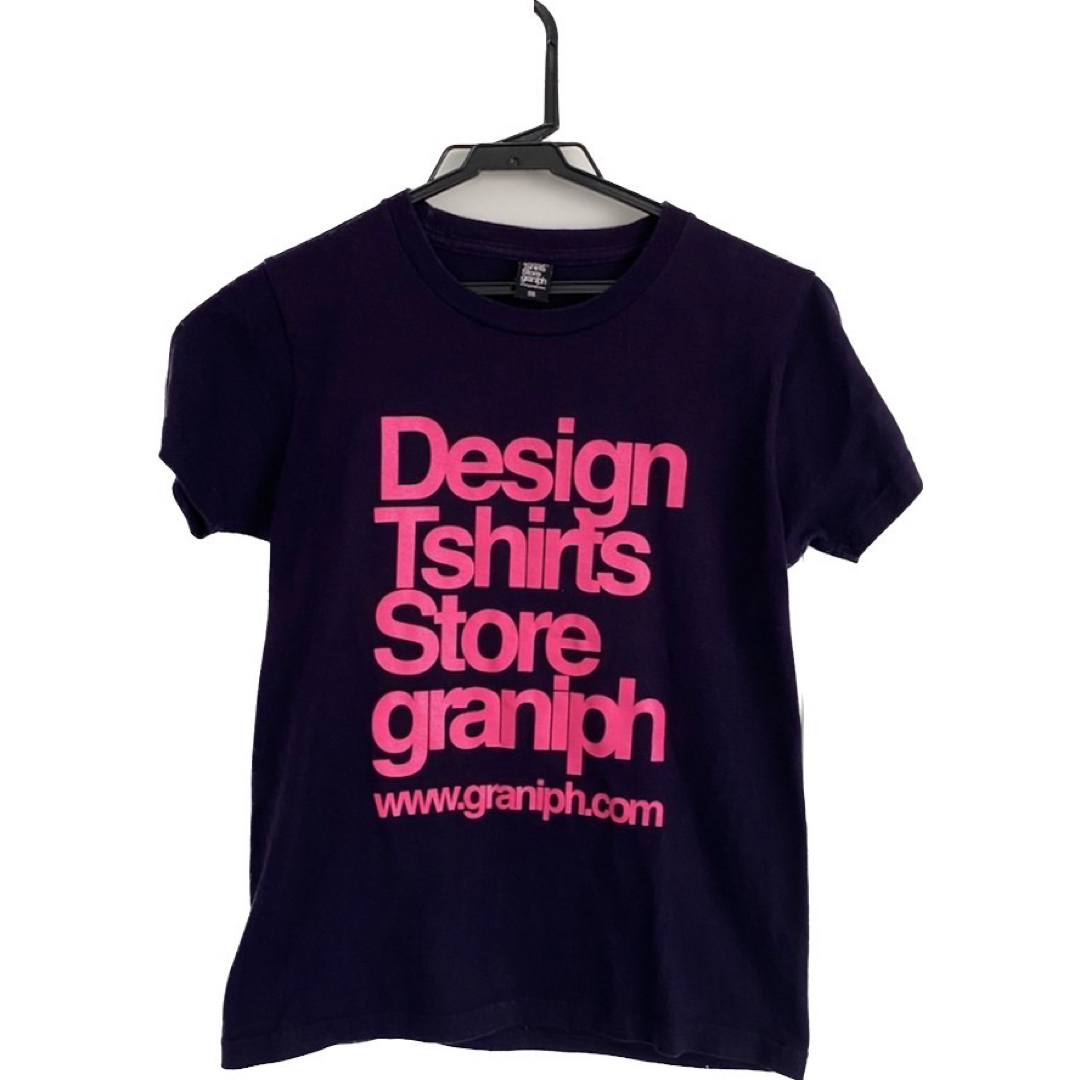 Design Tshirts Store graniph(グラニフ)のデザインティーシャツ　ストアグラニフ　紺色　ピンクロゴ　Tシャツ レディースのトップス(Tシャツ(半袖/袖なし))の商品写真