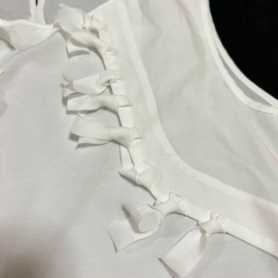 美品 miniyu ミニュー 　ノースリーブブラウス　ホワイト レディースのトップス(シャツ/ブラウス(半袖/袖なし))の商品写真