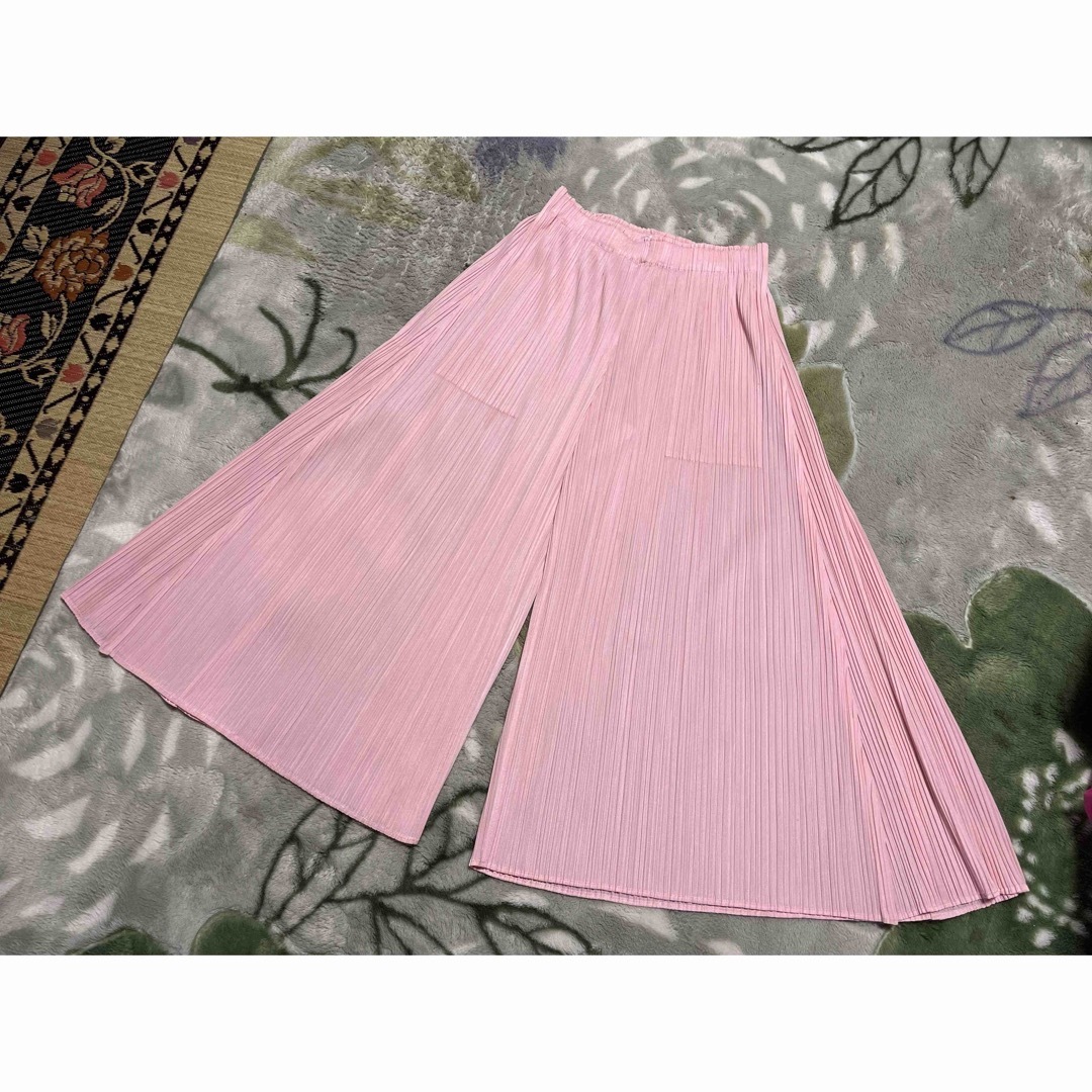 PLEATS PLEASE ISSEY MIYAKE(プリーツプリーズイッセイミヤケ)のプリーツプリーズマンスリーカラー　ピンクワイドパンツ レディースのパンツ(カジュアルパンツ)の商品写真