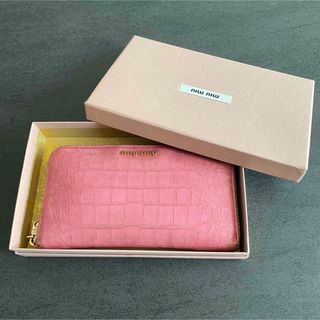 MIUMIU✨二つ折り財布✨クロコ柄✨ピンク✨ラウンドZIP