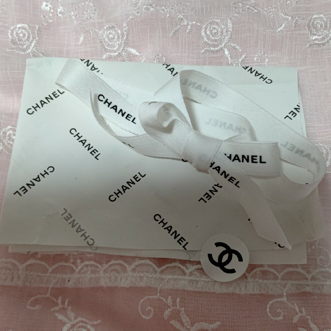 CHANEL(シャネル)のCHANEL ノベルティポーチ サンプルファンデーション 包装紙 おりぼん コスメ/美容のキット/セット(サンプル/トライアルキット)の商品写真