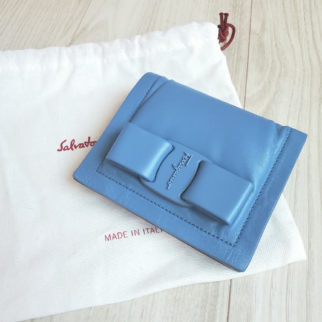人気が高い 美品《フェラガモ》二つ折り財布 VIVA BOW ヴァラ リボン