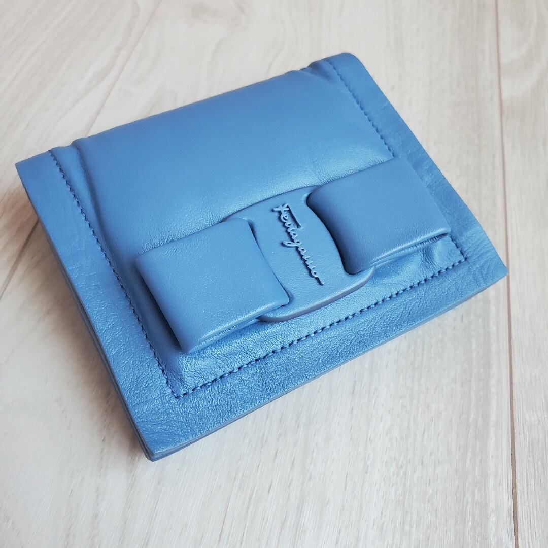 人気が高い 美品《フェラガモ》二つ折り財布 VIVA BOW ヴァラ リボン