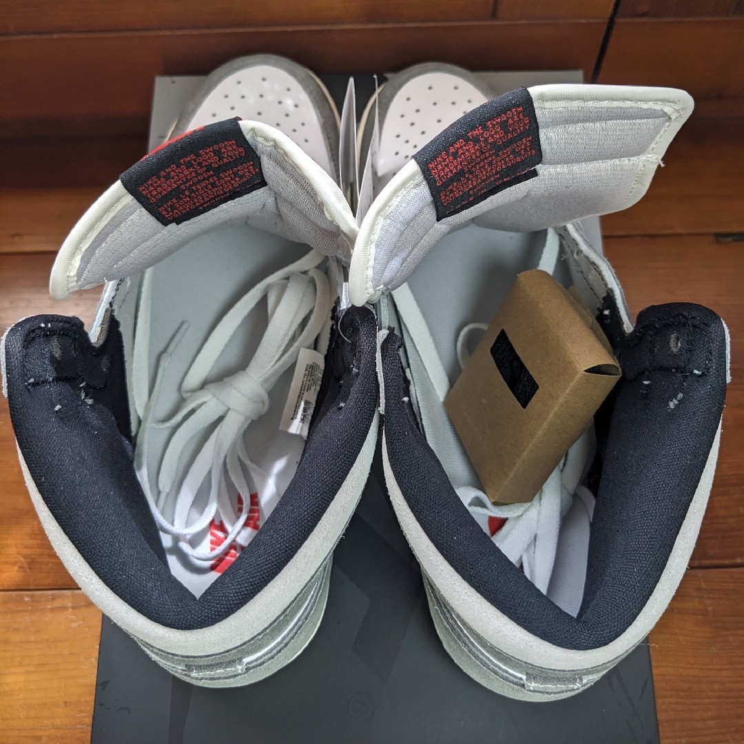 NIKE(ナイキ)のエアジョーダン1 レトロ ハイ OG ブラック アンド スモークグレー 28.5 メンズの靴/シューズ(スニーカー)の商品写真
