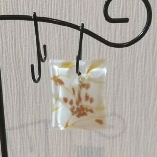 ガラス製 スクエア型 ペンダントトップ 白×ゴールド×イエロー(ネックレス)