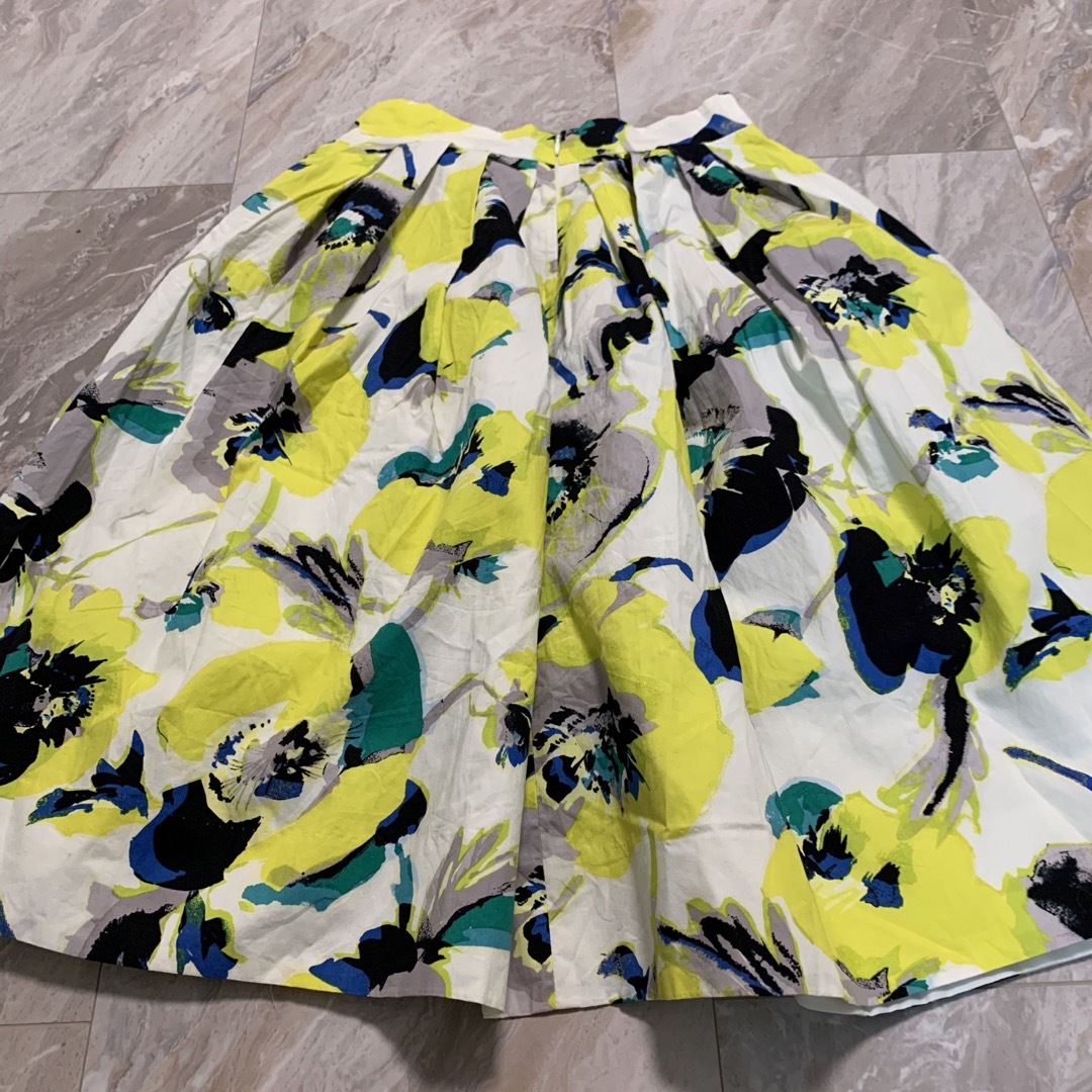 And Couture(アンドクチュール)のアンドクチュール　花柄　フラワー　ボタニカル　イエロー　スカート レディースのスカート(ひざ丈スカート)の商品写真
