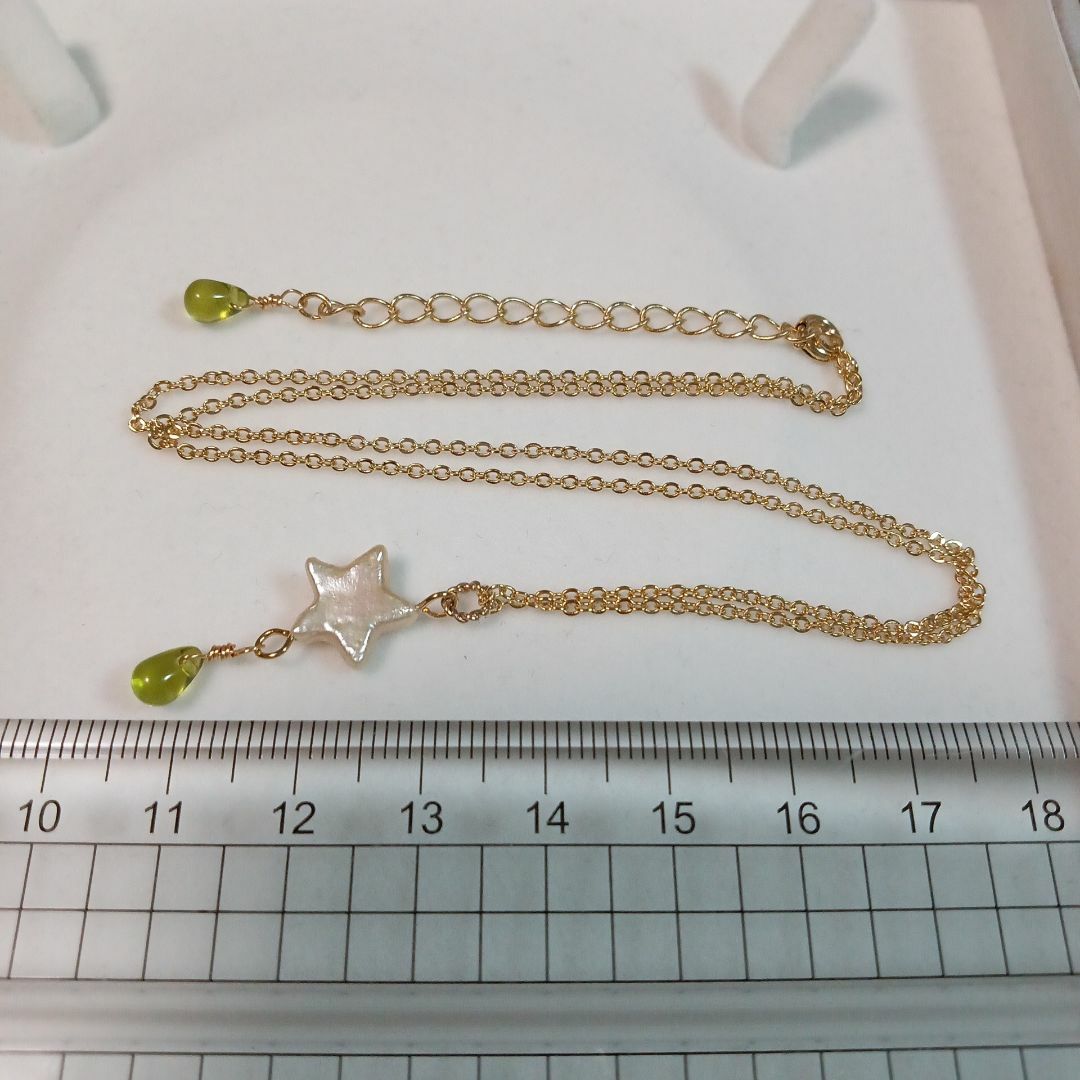 764 ハンドメイド 星の淡水パールと緑のしずく ネックレス ゴールド ハンドメイドのアクセサリー(ネックレス)の商品写真