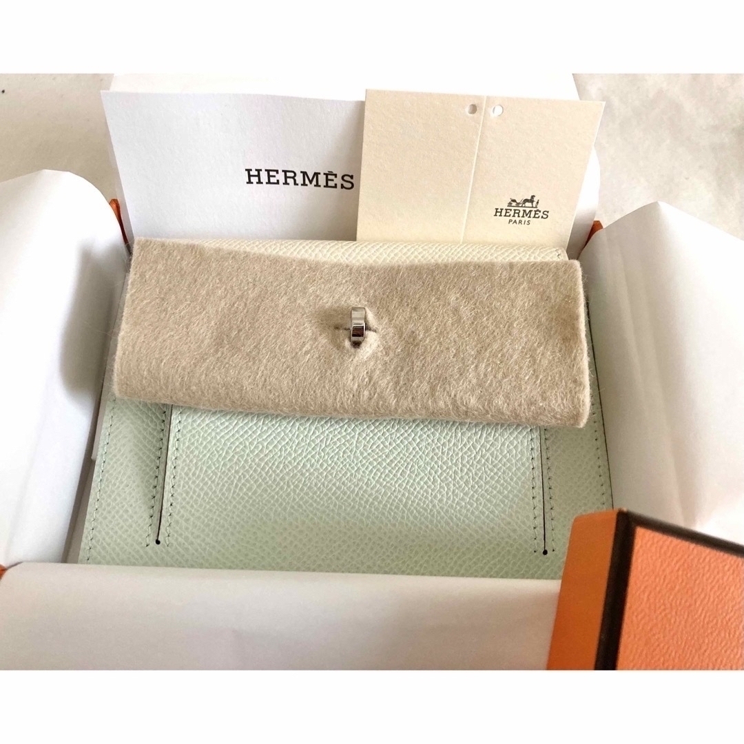 Hermes(エルメス)のエルメス ケリーポケットコンパクト ヴォーエプソン  財布　ホワイト　グリーン系 レディースのファッション小物(財布)の商品写真
