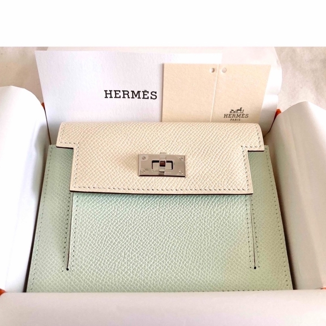 Hermes(エルメス)のエルメス ケリーポケットコンパクト ヴォーエプソン  財布　ホワイト　グリーン系 レディースのファッション小物(財布)の商品写真