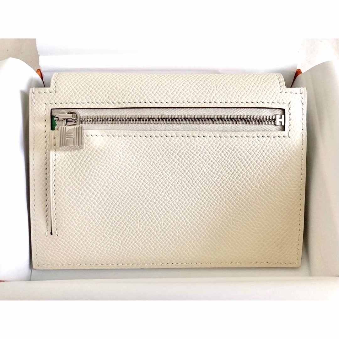 Hermes(エルメス)のエルメス ケリーポケットコンパクト ヴォーエプソン  財布　ホワイト　グリーン系 レディースのファッション小物(財布)の商品写真
