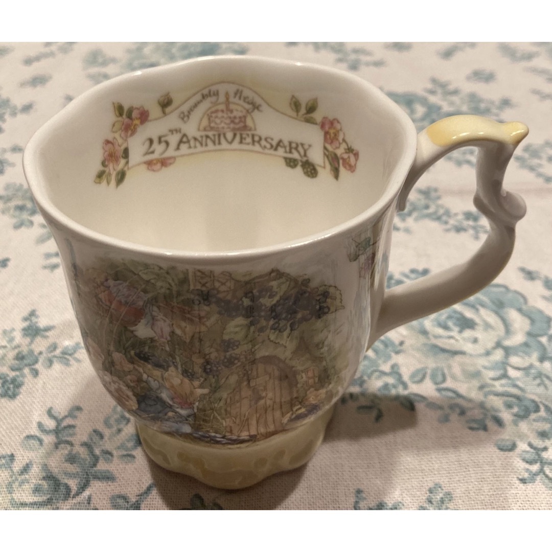 Royal Doulton(ロイヤルドルトン)のロイヤルドルトン　ブランブリーヘッジ　25周年　未使用マグカップ　'LADY' インテリア/住まい/日用品のキッチン/食器(食器)の商品写真