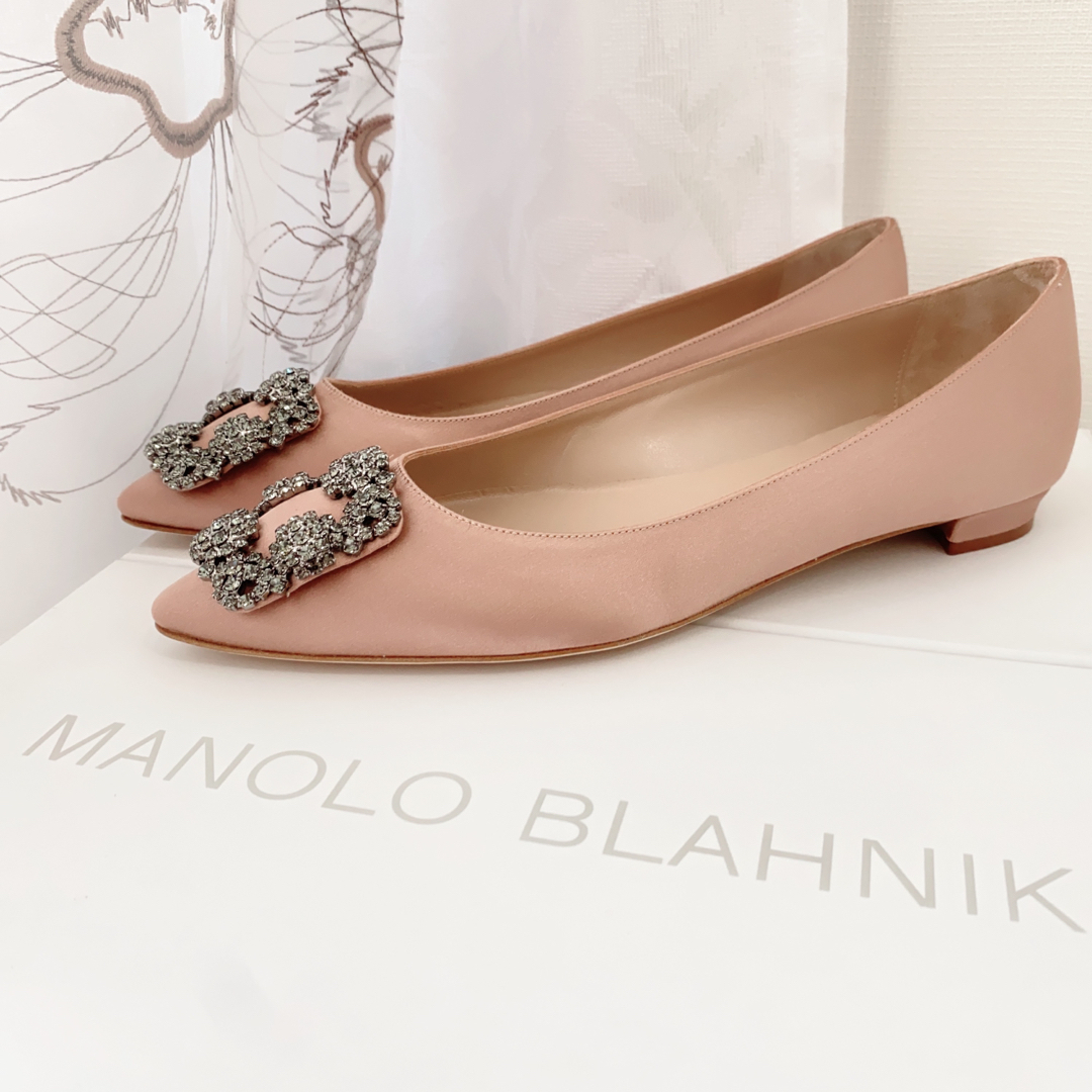 MANOLO BLAHNIK(マノロブラニク)の残り１【新品】マノロブラニク サテン ビジュー ハンギシ フラットシューズ 38 レディースの靴/シューズ(バレエシューズ)の商品写真