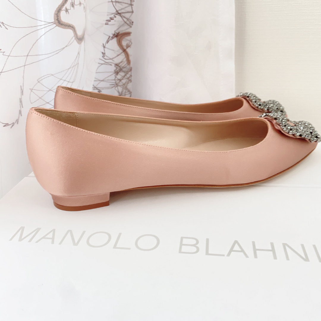 MANOLO BLAHNIK(マノロブラニク)の残り１【新品】マノロブラニク サテン ビジュー ハンギシ フラットシューズ 38 レディースの靴/シューズ(バレエシューズ)の商品写真