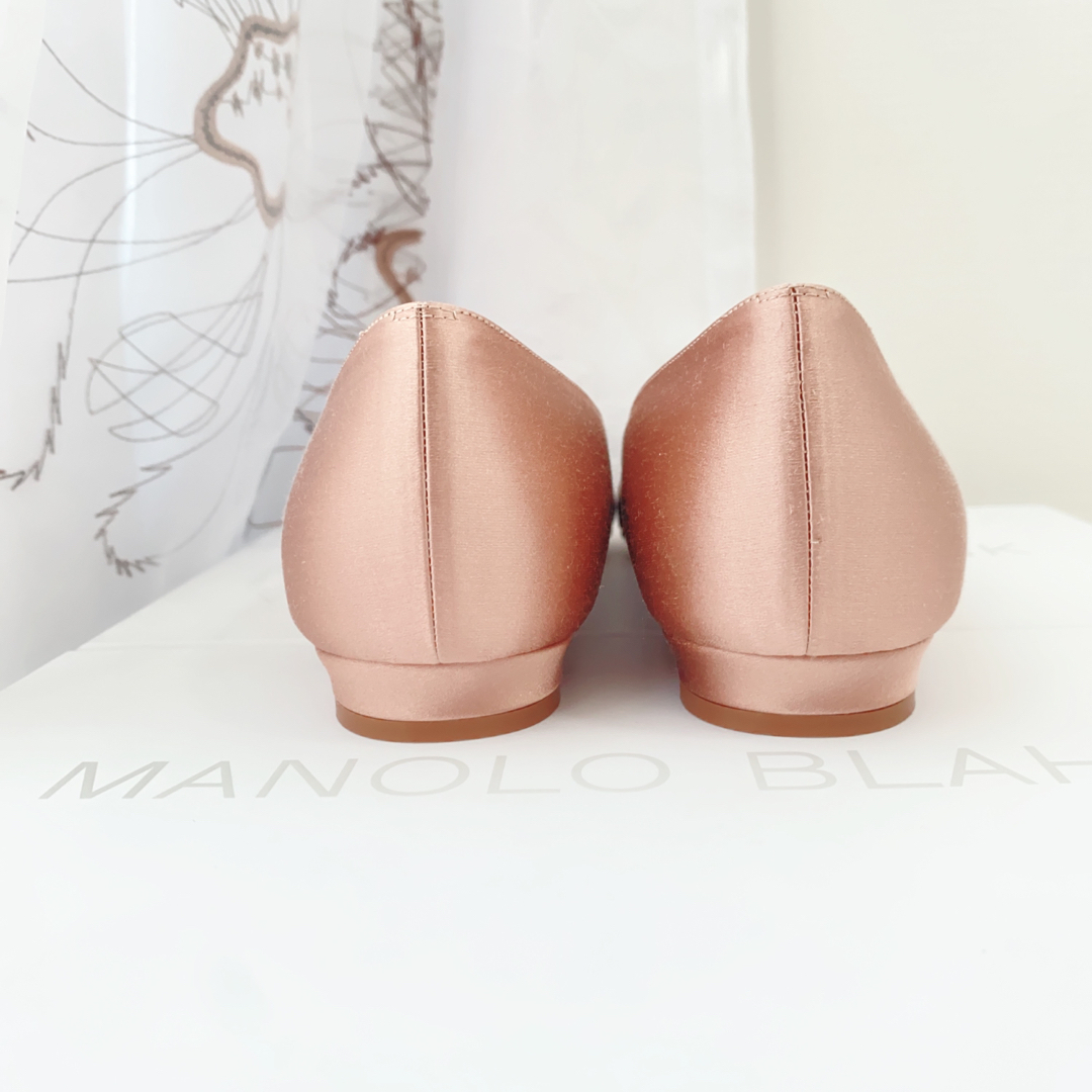 MANOLO BLAHNIK(マノロブラニク)の残り１【新品】マノロブラニク サテン ビジュー ハンギシ フラットシューズ 38 レディースの靴/シューズ(バレエシューズ)の商品写真