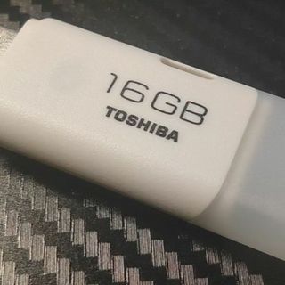 トウシバ(東芝)の16GB USBメモリ　アクセスランプあり　キャップ前後装着可能(PC周辺機器)