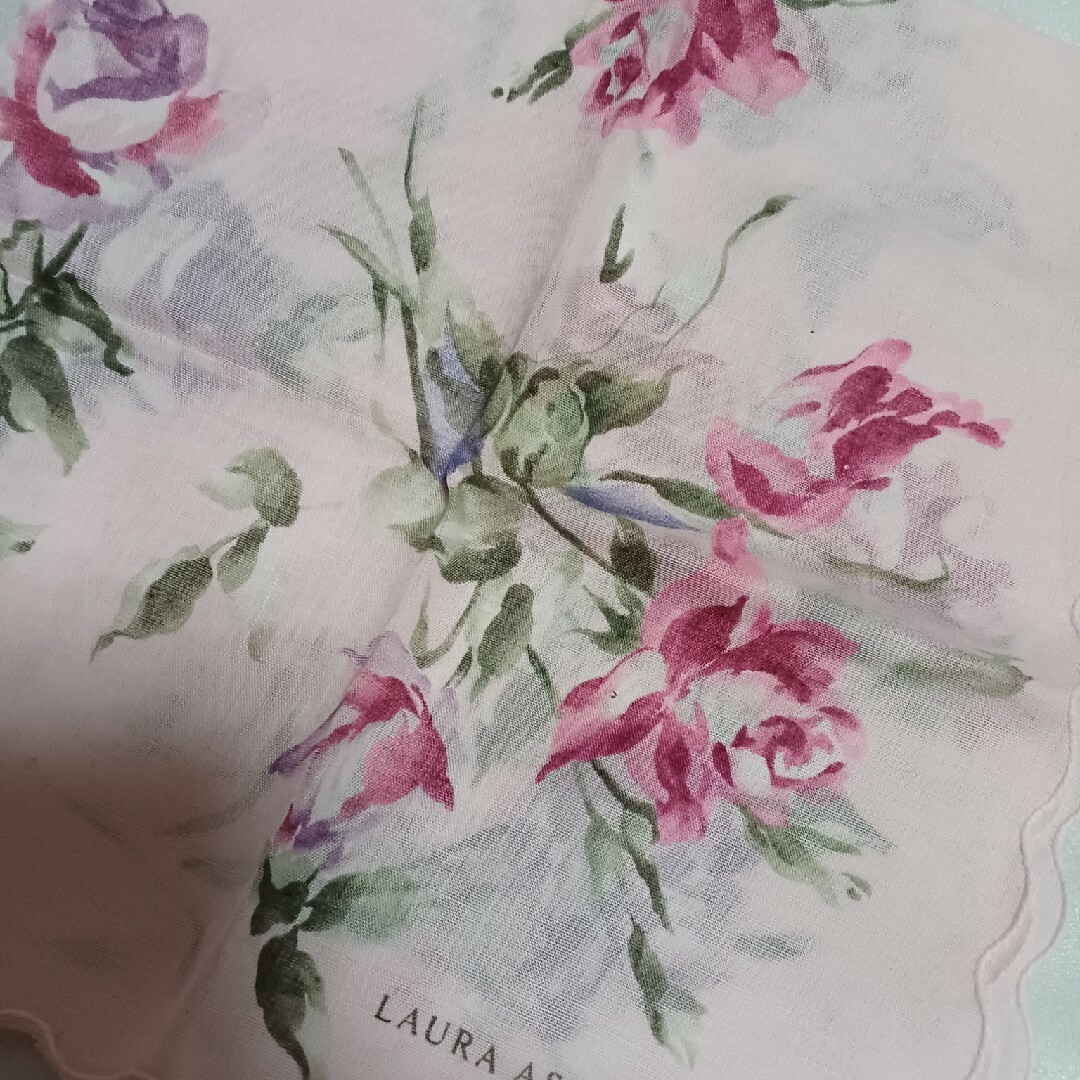 LAURA ASHLEY(ローラアシュレイ)の値下げ📌INED&ローラアシュレイ☆ハンカチ２枚セット レディースのファッション小物(ハンカチ)の商品写真
