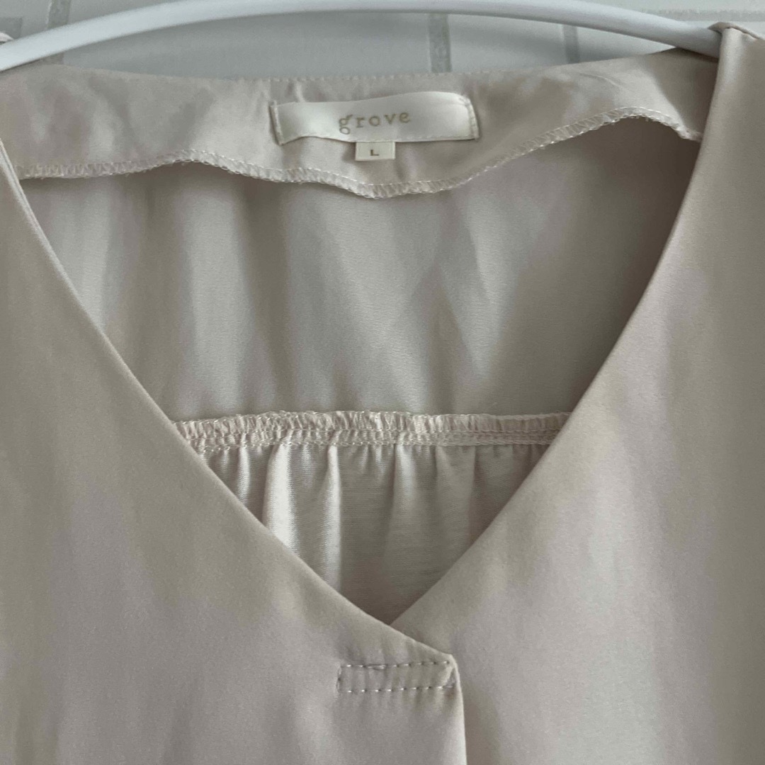 grove(グローブ)のグローブ　半袖プルオーバー　ブラウス　薄いベージュ レディースのトップス(シャツ/ブラウス(半袖/袖なし))の商品写真