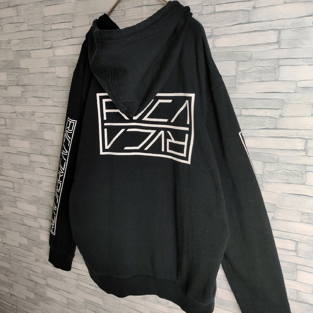 RVCA(ルーカ)の【ビッグロゴ】ルーカ☆バックプリントパーカー　袖ロゴ　ワンポイント　BLACK メンズのトップス(パーカー)の商品写真