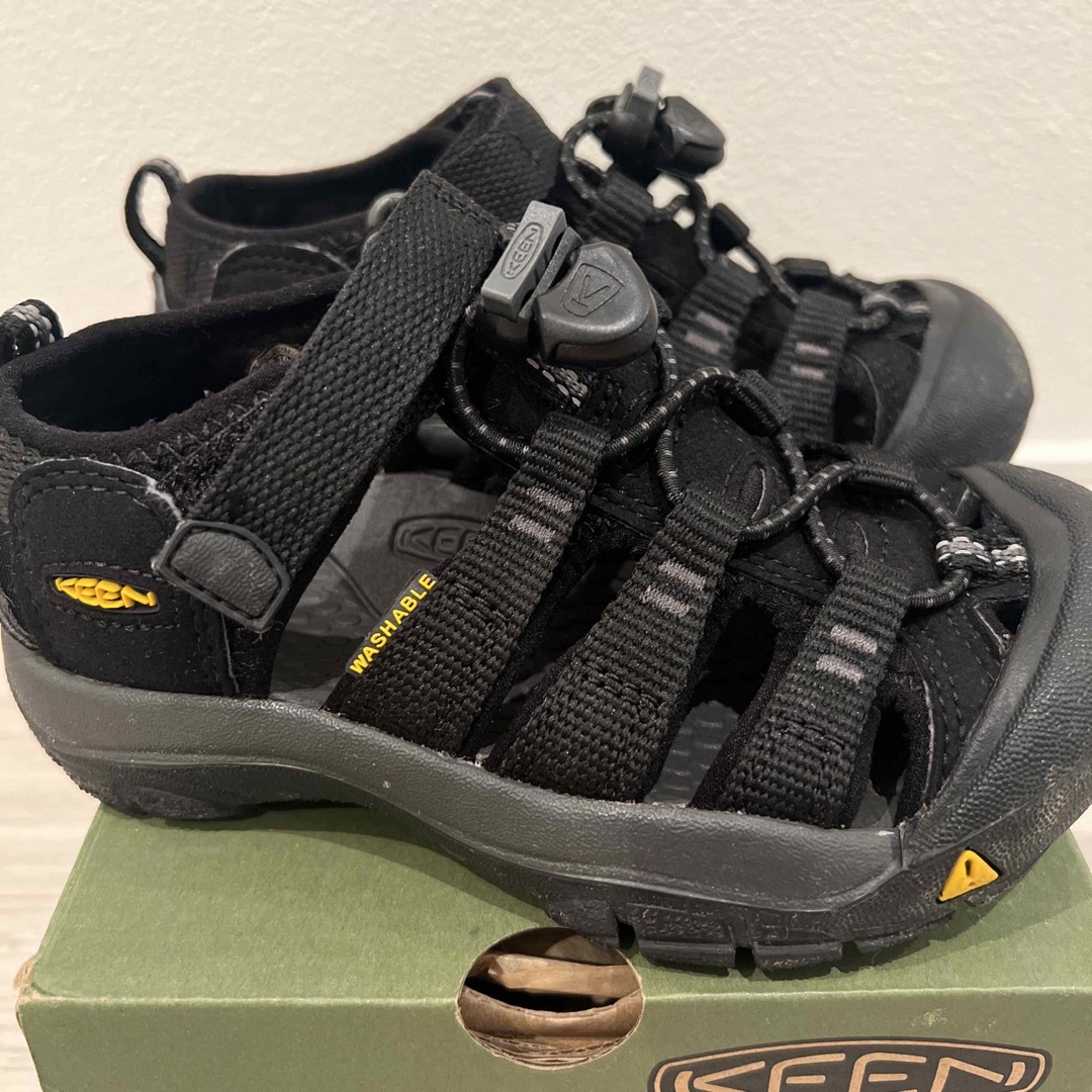 KEEN(キーン)のキーン　サンダル　17センチ　黒　リトルキッズニューポートエイチツーサンダル キッズ/ベビー/マタニティのキッズ靴/シューズ(15cm~)(サンダル)の商品写真