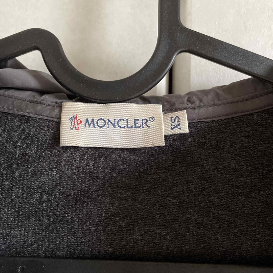 MONCLER(モンクレール)のくらら様　モンクレール　グレーパーカー レディースのトップス(パーカー)の商品写真