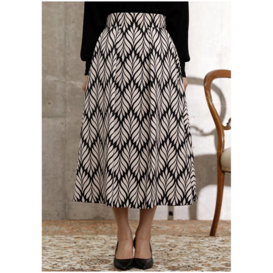 tiara(ティアラ)のTIARA  ビッグリーフプリントタックフレアスカート  サイズ3 レディースのスカート(ロングスカート)の商品写真