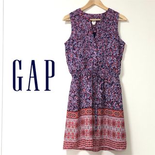 ギャップ(GAP)の未使用 GAP ノースリーブワンピース 花柄 赤 紫 ピンク 夏の定番(ひざ丈ワンピース)