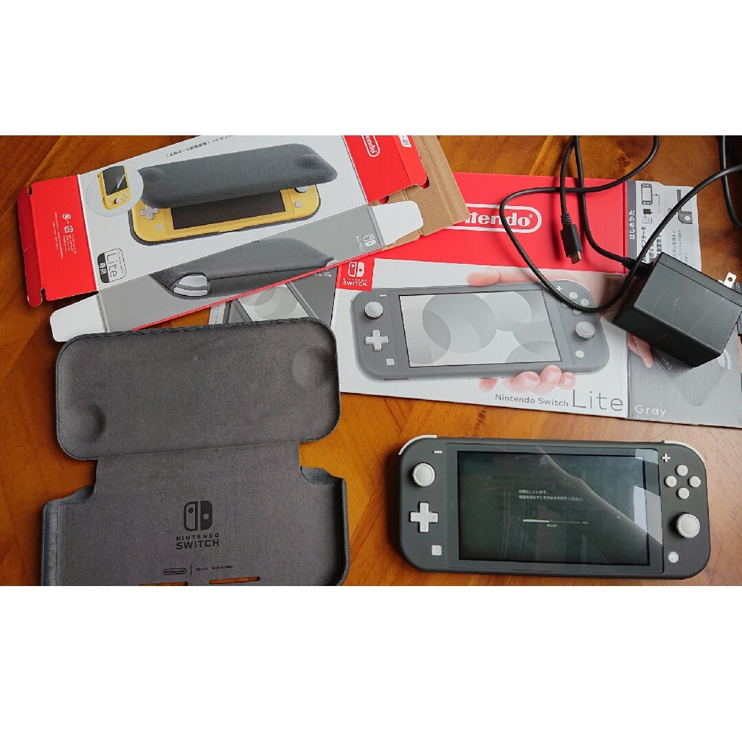 Nintendo Switch(ニンテンドースイッチ)のNintendo SwitchLite グレーカバー付き エンタメ/ホビーのゲームソフト/ゲーム機本体(その他)の商品写真