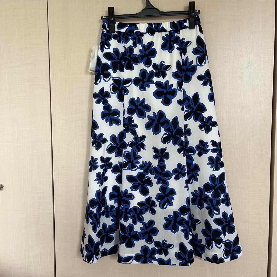 La TOTALITE(ラトータリテ)の新品 ラトータリテ フラワープリントフレアースカート ブルー ホワイト 36 S レディースのスカート(ロングスカート)の商品写真