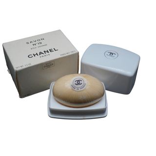 シャネル(CHANEL)の新品未使用品 CHANEL シャネル 固形石鹸 N.19 ETUI VOYAGE ケース付き 150g ギフト フランス製 アイボリー ブラック 150g 51060(その他)