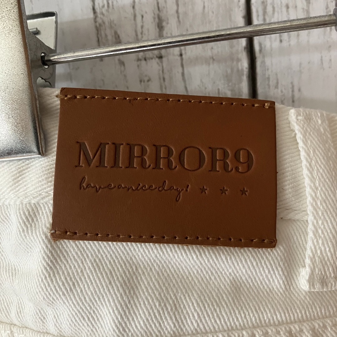 mirror9(ミラーナイン)の【タグ付き新品】ミラーナイン ダメージ加工 ショートデニム 可愛い 夏 白デニム レディースのパンツ(ショートパンツ)の商品写真