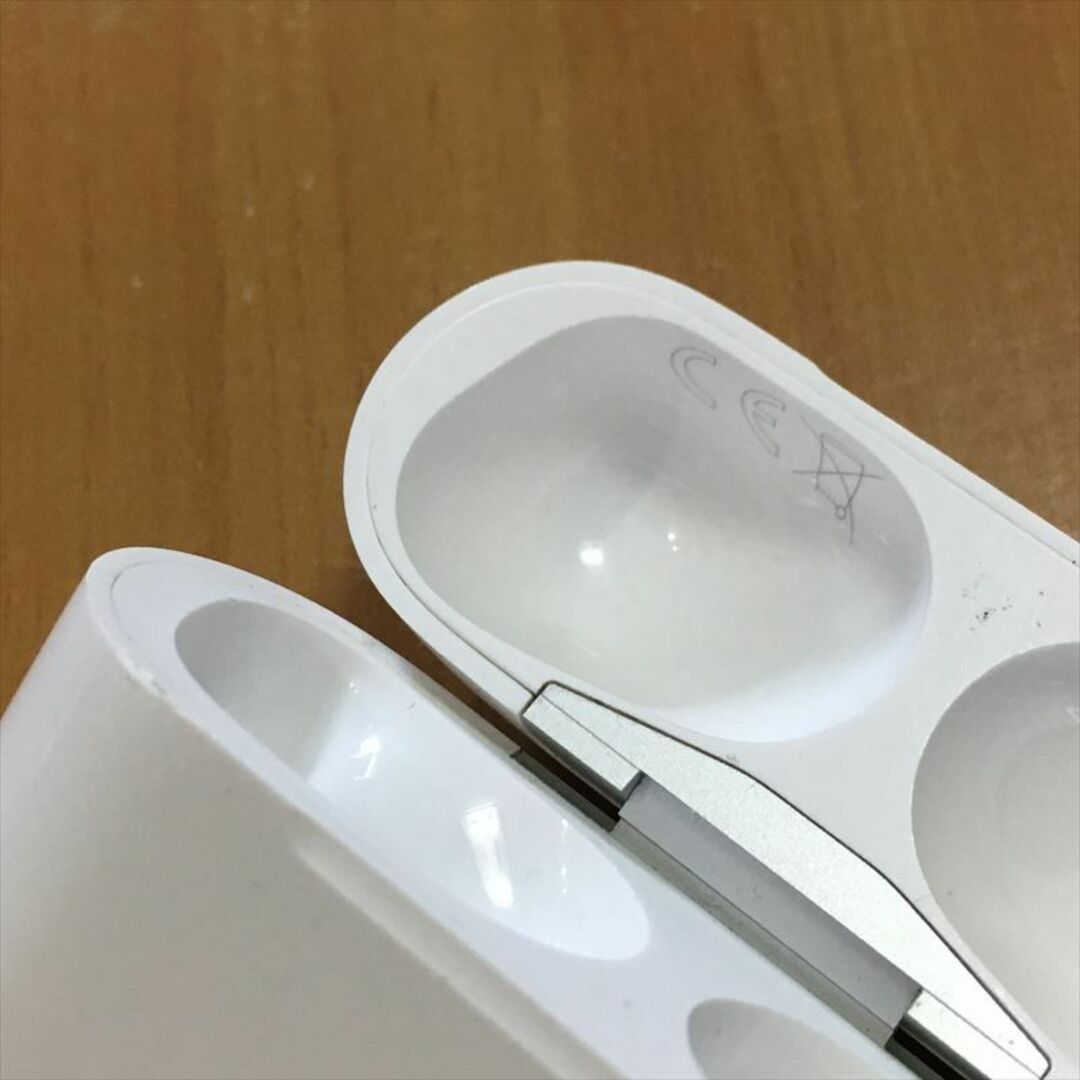 1）Apple純正 AirPods Pro用 ワイヤレス充電ケース A2190