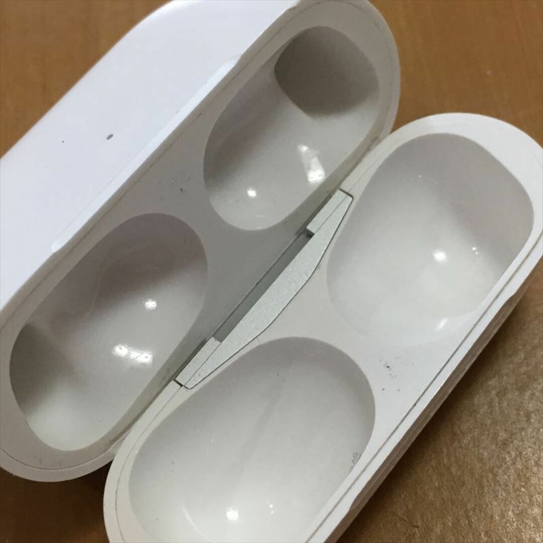 1）Apple純正 AirPods Pro用 ワイヤレス充電ケース A2190