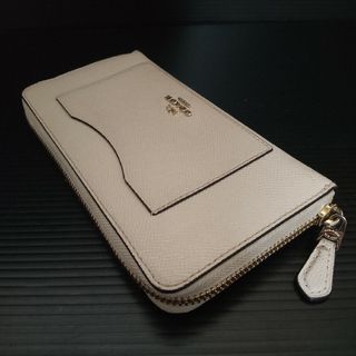 コーチ(COACH)の⭐COACHコーチ／ホワイト系レザーラウンドジップ長財布(財布)