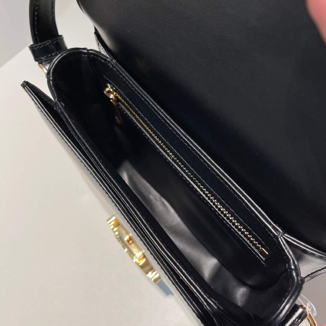 CELINE ティーン ブザス トリオンフ シャイニーカーフスキンブラック