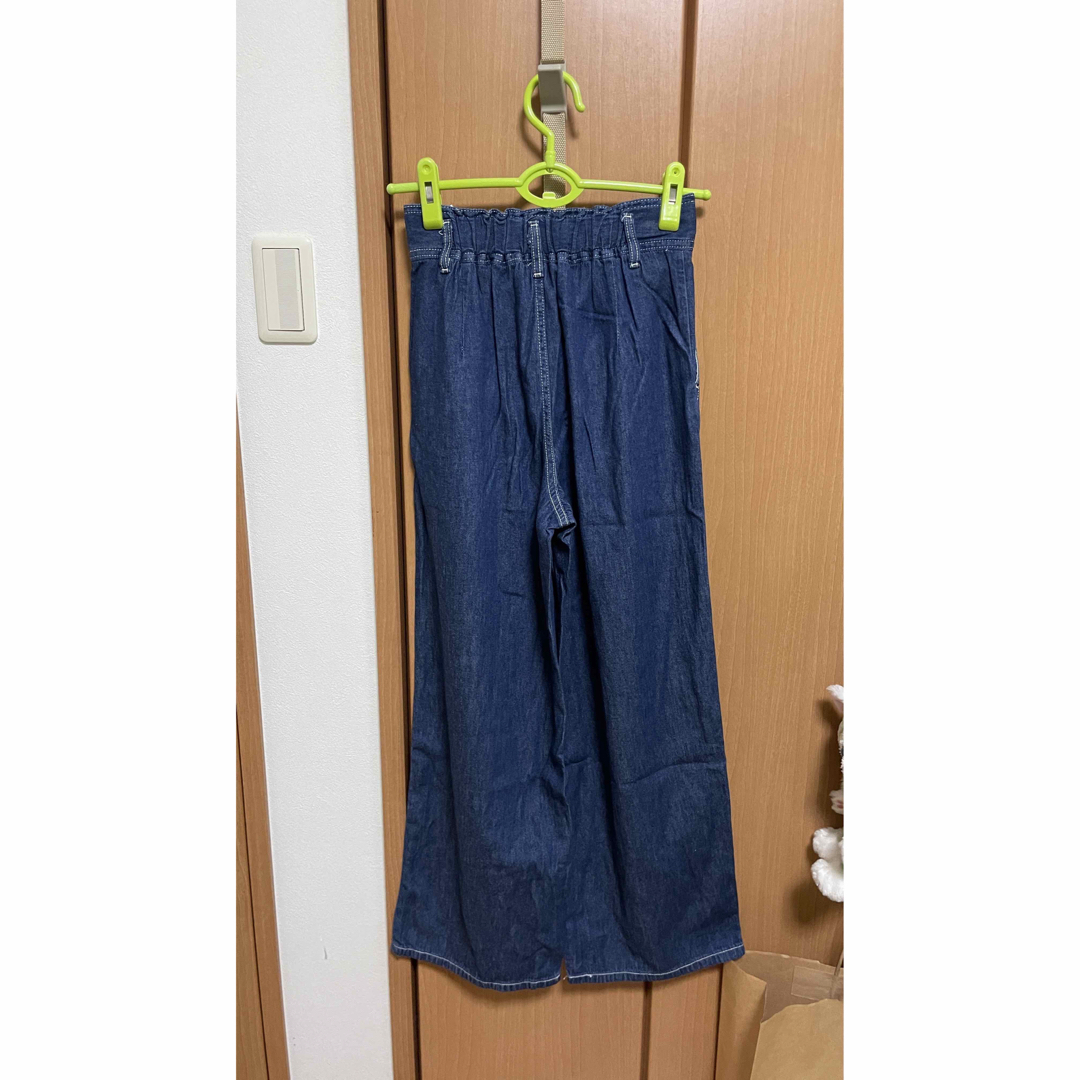GU(ジーユー)のGU ライトデニムタックワイドパンツ（ブルー）Sサイズ レディースのパンツ(デニム/ジーンズ)の商品写真