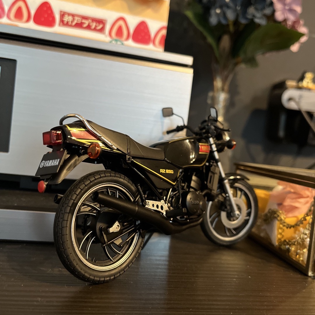 YAMAHA RZ250 バイク　ミニカー　BLACK エンタメ/ホビーのおもちゃ/ぬいぐるみ(ミニカー)の商品写真