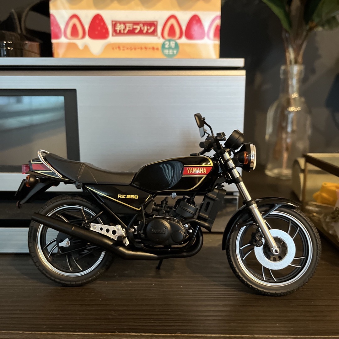 YAMAHA RZ250 バイク　ミニカー　BLACK エンタメ/ホビーのおもちゃ/ぬいぐるみ(ミニカー)の商品写真