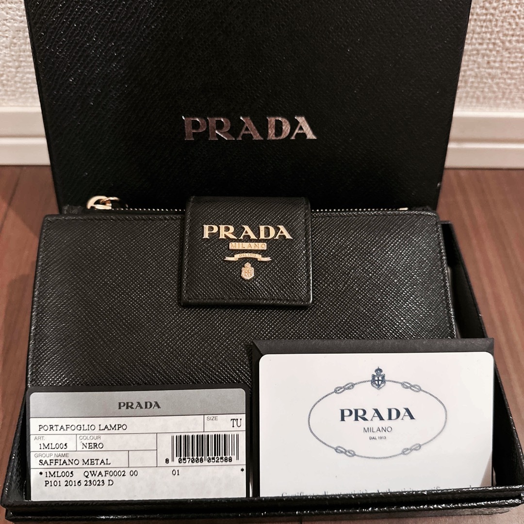 PRADA 二つ折り財布※早い者勝ちです！