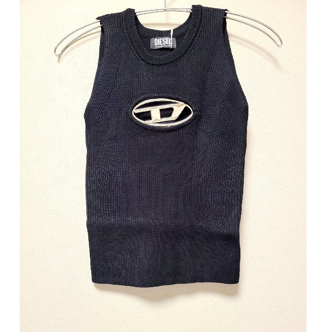 未使用品 DIESEL メタル ロゴ プレート ノースリーブトップス Mサイズ 未使用品 DIESEL メタル ロゴ プレート ノースリーブトップス Mサイズ