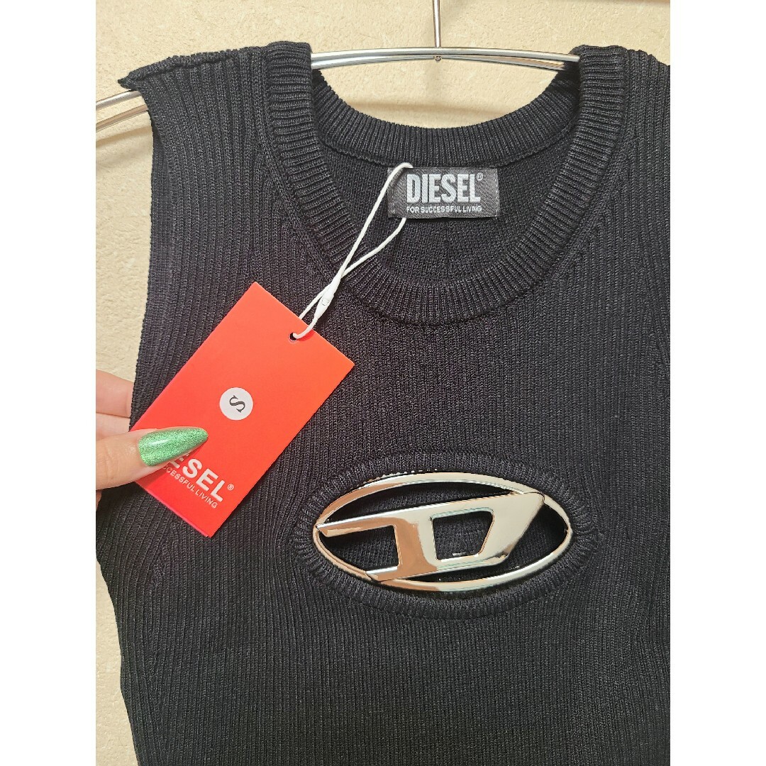 未使用品 DIESEL メタル ロゴ プレート ノースリーブトップス Mサイズ 未使用品 DIESEL メタル ロゴ プレート ノースリーブトップス Mサイズ