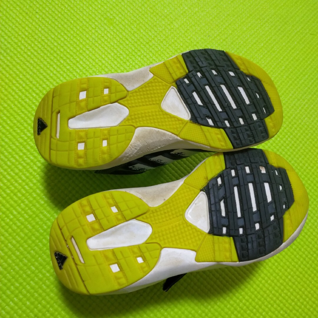 adidas(アディダス)のadidas　アディダス　スニーカー　17cm キッズ/ベビー/マタニティのキッズ靴/シューズ(15cm~)(スニーカー)の商品写真