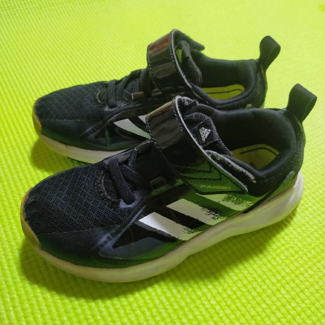 adidas(アディダス)のadidas　アディダス　スニーカー　17cm キッズ/ベビー/マタニティのキッズ靴/シューズ(15cm~)(スニーカー)の商品写真