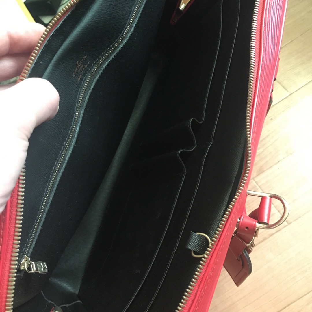 LOUIS VUITTON - ルイヴィトンエピビジネスバック赤の通販 by ヒーラー