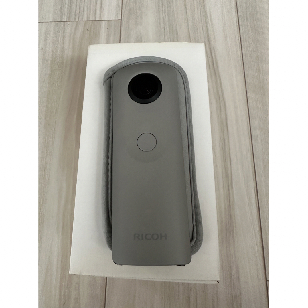 RICOH(リコー)のRICOH THETA SC ベージュ スマホ/家電/カメラのカメラ(コンパクトデジタルカメラ)の商品写真