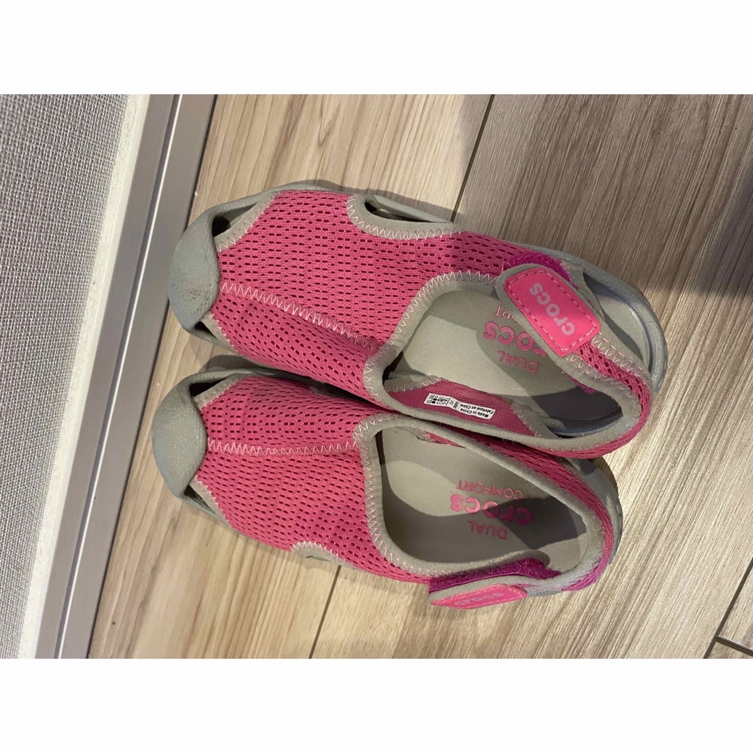 crocsキッズ　コンフォートサンダル　ピンク18.5cm キッズ/ベビー/マタニティのキッズ靴/シューズ(15cm~)(サンダル)の商品写真