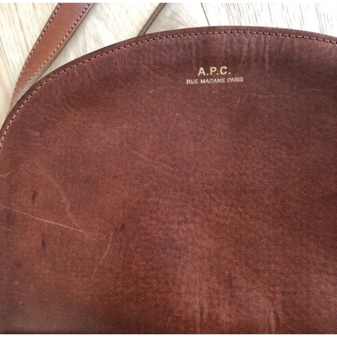 APC　ハーフムーンバッグ　ブラウン