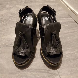 ドクターマーチン(Dr.Martens)の早い者勝ち！ドクターマーチン セラフィーナ 黒 ブラック タッセル (サンダル)