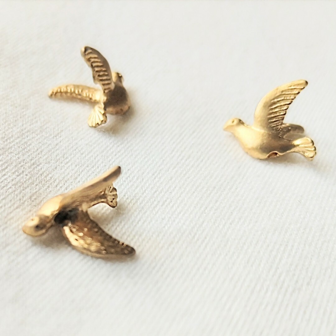 鳥 ゴールド メタルチャーム ハンドメイドの素材/材料(各種パーツ)の商品写真