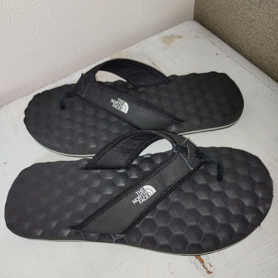 THE NORTH FACE(ザノースフェイス)のザノースフェイス トングサンダル ビーチサンダル 黒 ワンポイントロゴ 25cm メンズの靴/シューズ(ビーチサンダル)の商品写真